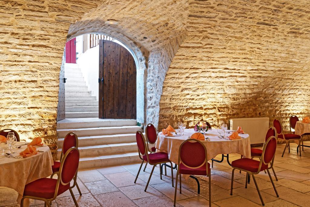 Logis Des Trois Maures Hotel Couches Exterior photo