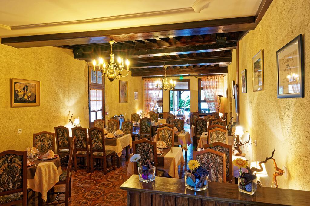 Logis Des Trois Maures Hotel Couches Exterior photo